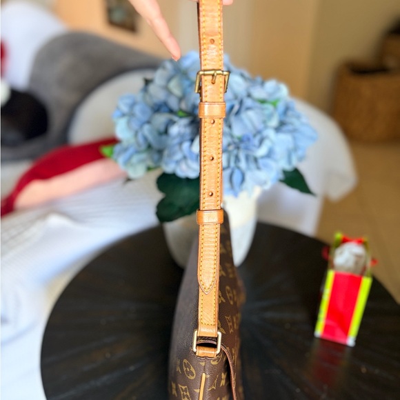 Louis Vuitton musette tango short. Monogram - Picture 6 of 16